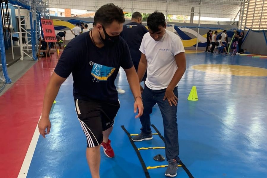 Alunos da Apae São Vicente praticam artes marciais com universitários
