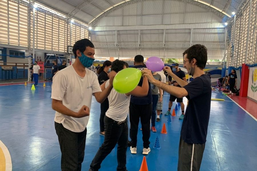 Alunos da Apae São Vicente praticam artes marciais com universitários