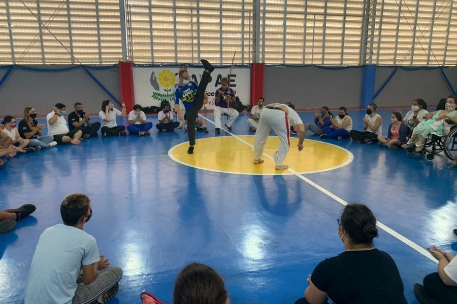 Alunos da Apae São Vicente praticam artes marciais com universitários