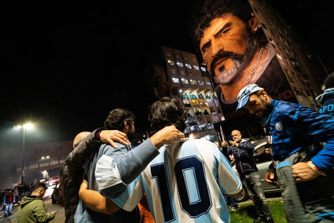 Tifosi festeggiano a San Giovanni a Teduccio il compleanno di Diego Armando Maradona, accanto al murales di Jorit, 31 novembre 2021. ANSA/CESARE ABBATE