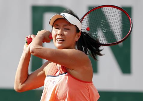 epa06776171 Shuai Peng of China plays Caroline Garcia of France during their womenâs second round match during the French Open tennis tournament at Roland Garros in Paris, France, 31 May 2018.  EPA/GUILLAUME HORCAJUELO
