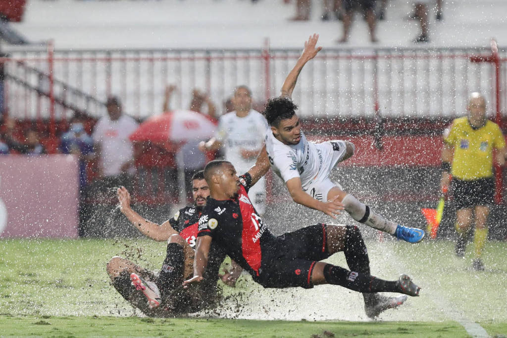 Pedro Azevedo/Santos FC
A depender da combinação de resultados, o Santos pode até encerrar a rodada dentro da zona de classificação para a Copa Sul-Americana.

Com o passar do tempo, o campo ficou melhor para o toque de bola, mas isso aconteceu apenas a partir dos 15 minutos do segundo tempo. O início da partida chegou a ser adiado em 10 minutos, enquanto funcionários do estádio Antônio Accioly tentavam, com rodos, empurrar a água para a lateral.

As condições do campo prejudicaram especialmente o Santos na etapa inicial. Com as ausências de Diego Tardelli (desgaste muscular), Marinho (suspensão) e Leo Baptistão (lesionado), o técnico Fabio Carille teve de remontar o ataque e apostou em Marcos Guilherme e Ângelo. O problema é que são dois jogadores de velocidade, que gostam de correr com a bola e tentar lances individuais. Isso se tornou muito mais difícil com as poças d'água.

O Atlético-GO brigou mais e se adaptou melhor às condições. Teve certo domínio das ações, mas sem criar muito. A melhor chance da etapa inicial, na verdade, foi do Santos. Em uma cobrança de falta aos 44 minutos, a bola passou por todos os jogadores e encontrou Danilo Boza quase debaixo do gol. O zagueiro chutou para fora.

Carille tentou mudar o ataque para dar maior poder de fogo ao time. Colocou Raniel, jogador capaz de atuar mais preso à área. Depois tentou Camacho e Carlos Sánchez para dar controle ao meio-campo. Mas quem teve maior volume de jogo e poderia ter ganhado foi o Atlético-GO.

Os donos da casa tiveram três boas chances para definirem o confronto. Na melhor delas, aos 13, André Luís acertou arremate de dentro da área e Kaiky salvou em cima da linha.

Na próxima rodada, na quarta-feira, o Atlético-GO vai enfrentar o América-MG como visitante.

Salvar para ler depoisSALVAR ARTIGOS
Recurso exclusivo para assinantes

ASSINE ou FAÇA LOGIN

COMPARTILHAMENTO ESPECIAL
Assinantes podem liberar 5 acessos por dia para conteúdos da Folha
Assinantes podem liberar 5 acessos por dia para conteúdos da Folha

Carregando
Carregando...
Assinantes podem liberar 5 acessos por dia para conteúdos da Folha

ASSINE
ou
FAÇA LOGIN
1



tópicosrelacionados
LEIA TUDO SOBRE O TEMA E SIGA:

campeonato brasileiro
 
futebol
 
santos
 
santos fc
sua assinatura pode valer ainda mais
Você já conhece as vantagens de ser assinante da Folha? Além de ter acesso a reportagens e colunas, você conta com newsletters exclusivas (conheça aqui). Também pode baixar nosso aplicativo gratuito na Apple Store ou na Google Play para receber alertas das principais notícias do dia. A sua assinatura nos ajuda a fazer um jornalismo independente e de qualidade. Obrigado!

sua assinatura vale muito
Mais de 180 reportagens e análises publicadas a cada dia. Um time com mais de 120 colunistas. Um jornalismo profissional que fiscaliza o poder público, veicula notícias proveitosas e inspiradoras, faz contraponto à intolerância das redes sociais e traça uma linha clara entre verdade e mentira. Quanto custa ajudar a produzir esse conteúdo?

ASSINE A FOLHA
ENVIE SUA NOTÍCIA
ERRAMOS?
ENDEREÇO DA PÁGINA
https://www1.folha.uol.com.br/esporte/2021/11/gramado-pesado-atrapalha-e-santos-empata-com-atletico-go-pelo-brasileiro.shtml
comentários
Os comentários não representam a opinião do jornal; a responsabilidade é do autor da mensagem.

GILBERTO SCHONCERHá 2 horas
João paulo na reposição de bola , nota zero... bola ao alto - nota zero ... moçada de frente não sabe chutar em gol ??? carille, trreine , treine treine...proiba atrasar bola...avante !

 RESPONDA
 0
 DENUNCIE
TODOS OS COMENTÁRIOS (1) COMENTE
notícias da folha no seu email

Carregando...
Recomendadas para você

ILUSTRADA
Em 'Benedetta', freiras se masturbam com imagem da Virgem em banquete de seios

COTIDIANO
Bispo do interior de SP renuncia após ter vídeo íntimo divulgado na internet

ILUSTRADA
Em 'Benedetta', freiras se masturbam com imagem da Virgem em banquete de seios

COTIDIANO
Bispo do interior de SP renuncia após ter vídeo íntimo divulgado na internet
notícias da folha no seu email
Digite seu e-mail

Carregando...
relacionadas

Corinthians recebe o Cuiabá em busca de afirmação no grupo de cima
Santos busca rara vitória fora para se desgarrar da zona de rebaixamento
CBF demite Leonardo Gaciba de chefia da Comissão de Arbitragem
Placa Mãe ASRock, AMD AM4, Micro ATX, DDR4, Polychrome Sync RGB - B450M Pro4-F R2.0
R$ 619,90 - KaBuM!
|
Patrocinado
por taboola
|
Sponsored

veja também
Chamada simulador do brasileiro
SIMULADOR DO BRASILEIRO
Compartilhar Simulador do Brasileiro: Dê palpites e veja a evolução do seu time na competição
 Dê palpites e veja a evolução do seu time na competição
FUTEBOL
Compartilhar Futebol : Camisas de futebol explicam a evolução econômica brasileira
Camisas de futebol explicam a evolução econômica brasileira























Pedro Azevedo/Santos FC