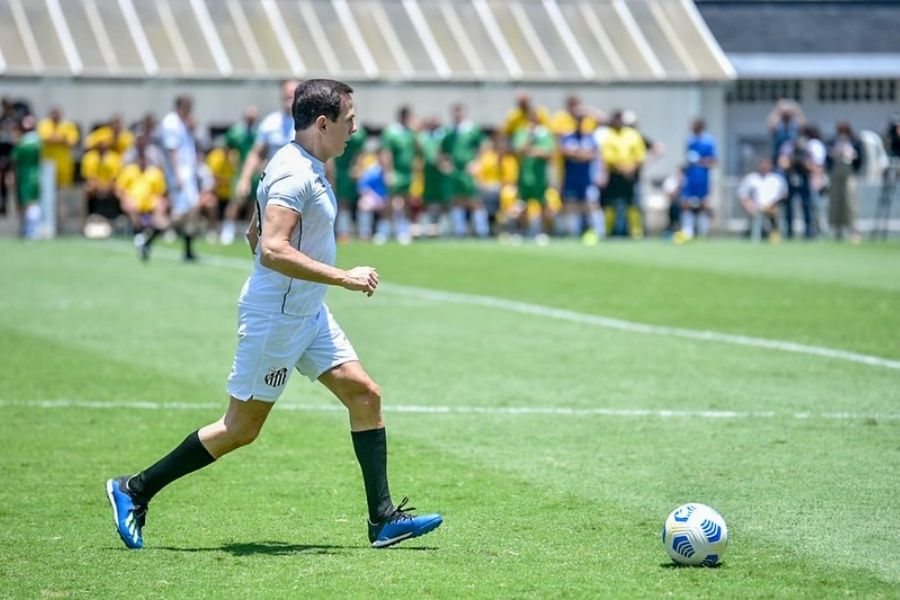 Doria participa de "Futebol Solidário" na Vila Belmiro em prol de famílias carentes