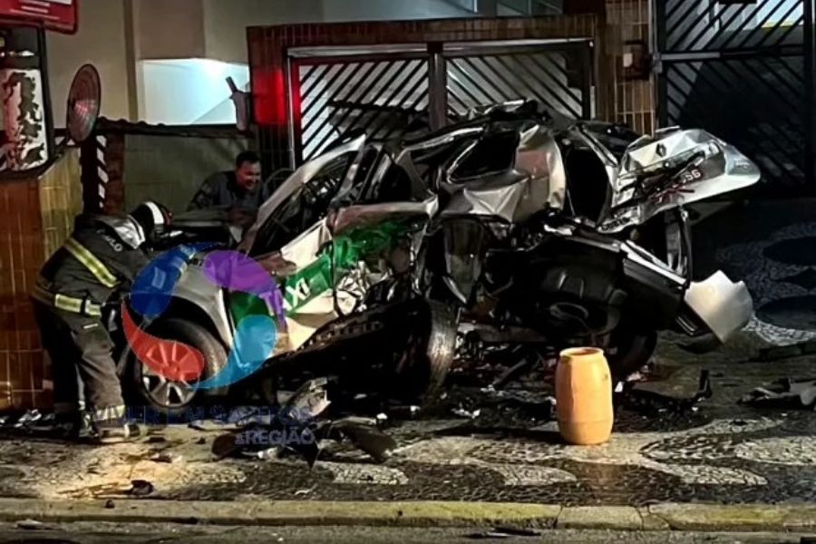 Carro colide contra táxi no canal 1, em Santos, na madrugada desta quarta