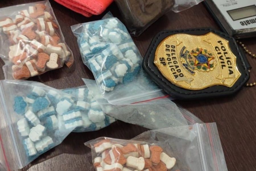 Responsáveis por depósito e delivery de drogas por aplicativo são presos em Santos