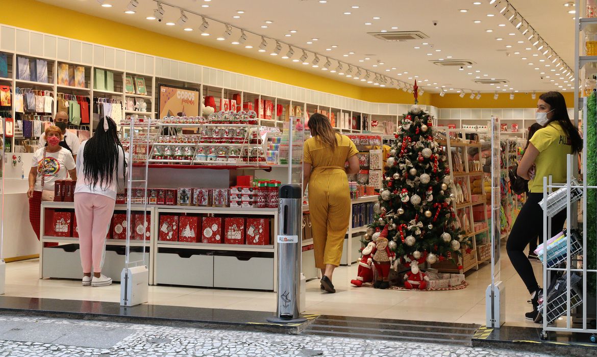 São Paulo - Comércio com decoração de Natal na rua São Bento, no centro da capital.