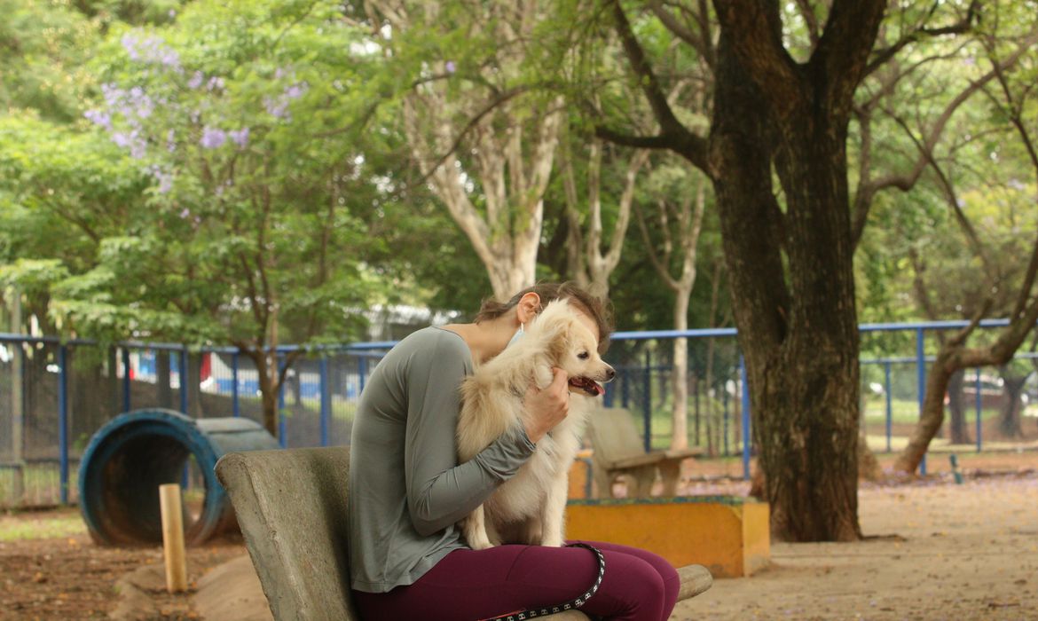 São Paulo - Tutores com cães no Parcão, espaço exclusivo para cachorros, na Praça Ayrton Senna do Brasil.