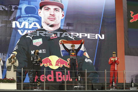 epa09638710 Winner Dutch Formula One driver Max Verstappen (C) of Red Bull Racing, second placed British Formula One driver Lewis Hamilton (L) of Mercedes-AMG Petronas and third Spanish Formula One driver Carlos Sainz (R) of Scuderia Ferrari Mission Winnow celebrate on the podium after the 2021 Formula One Grand Prix of Abu Dhabi at Yas Marina Circuit in Abu Dhabi, United Arab Emirates, 12 December 2021.  EPA/Ali Haider