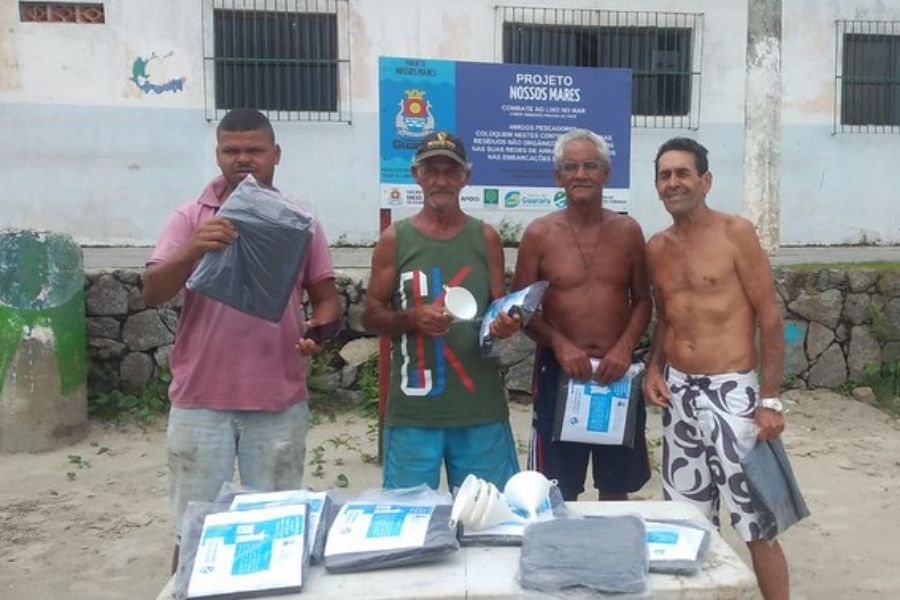 Mais de 20 toneladas de lixo são retiradas do mar em três cidades da Baixada Santista