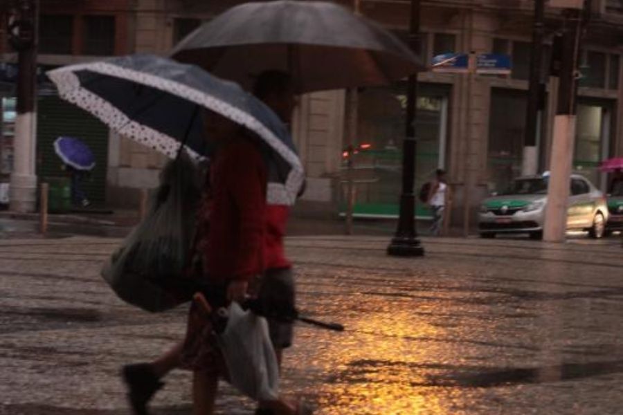 Inmet mantém alerta para ventos costeiros e chuvas intensas na Baixada Santista