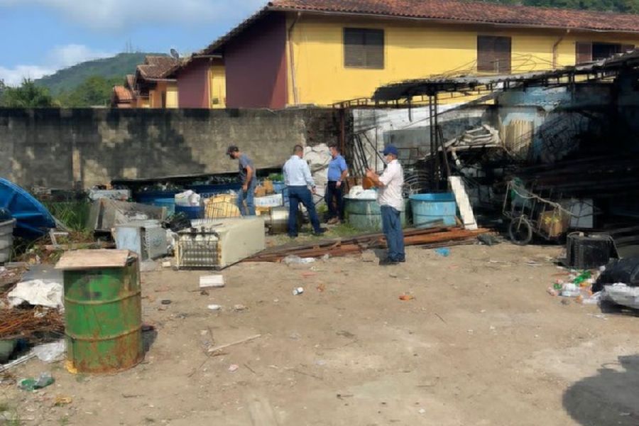 Quatro ferros-velhos são autuados durante operação em Guarujá