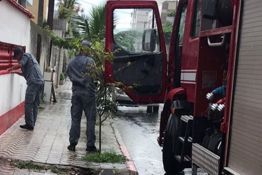 Bombeiros resgatam cachorro preso em grade de ferro em Praia Grande