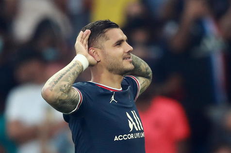 epa09414105 Paris Saint Germain's Mauro Icardi reacts after scoring the first goal during the French Ligue 1 soccer match between Paris Saint Germain and Strasbourg at the Parc des Princes stadium in Paris, France, 14 August 2021.  EPA/Christophe Petit Tesson