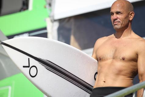 epa07930653 US surfer Kelly Slater during the second round of the MEO Rip Curl Pro Portugal surfing event as part of the World Surf League (WSL) Championship Tour in Praia dos Supertubos in Peniche, Portugal, 18 October 2019.  EPA/CARLOS BARROSO