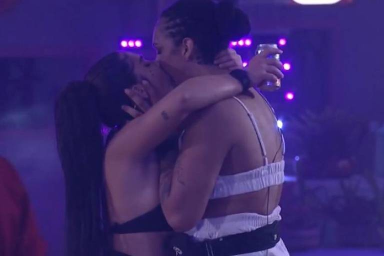 Linn e Maria se beijam novamente no BBB22