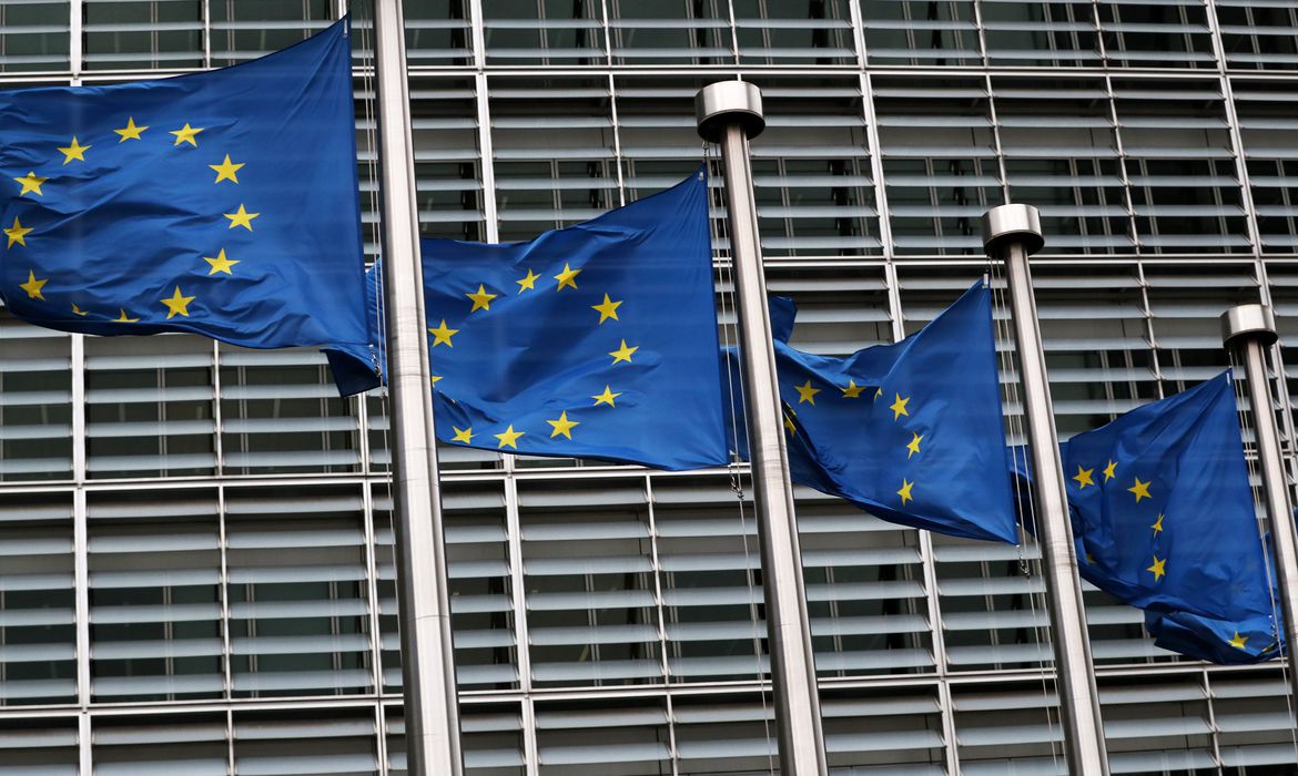 Número de brasileiros repatriados da União Europeia quase dobra em 2025