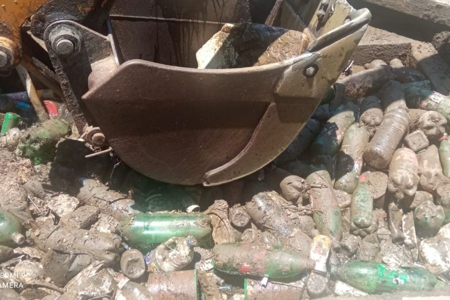 Limpeza retira 19 toneladas de plásticos em rede de drenagem de Santos
