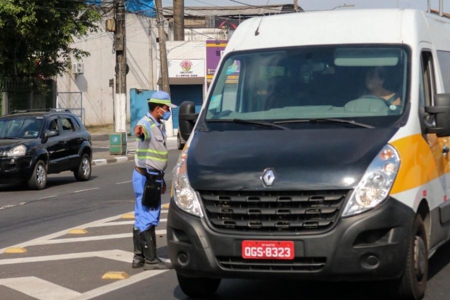 Ônibus com turistas de Minas Gerais é barrado por fiscalização na entrada de Santos
