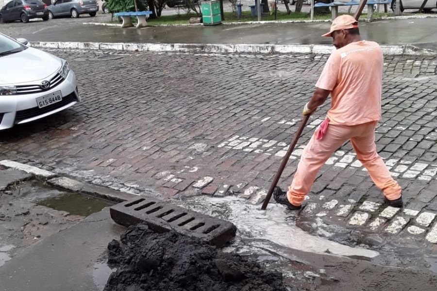 Canais de Santos recebem serviço de limpeza nesta semana