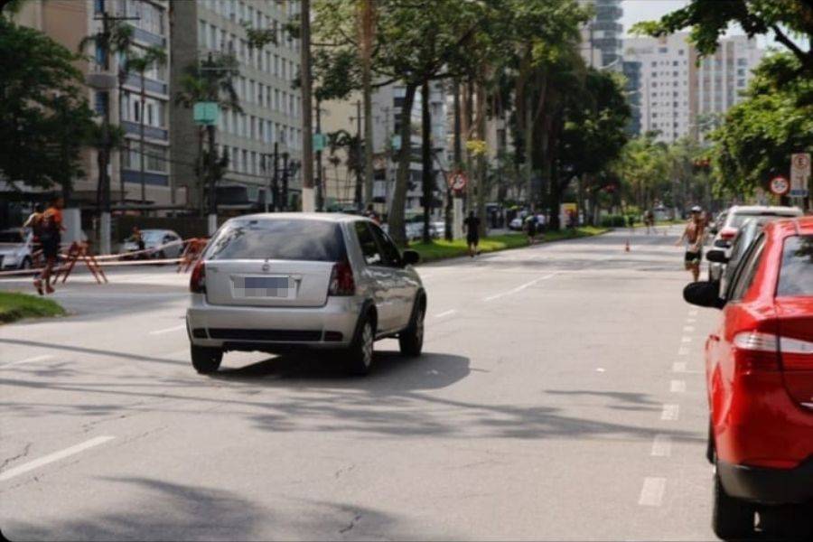 Motorista invade pista de Triathlon em alta velocidade em Santos