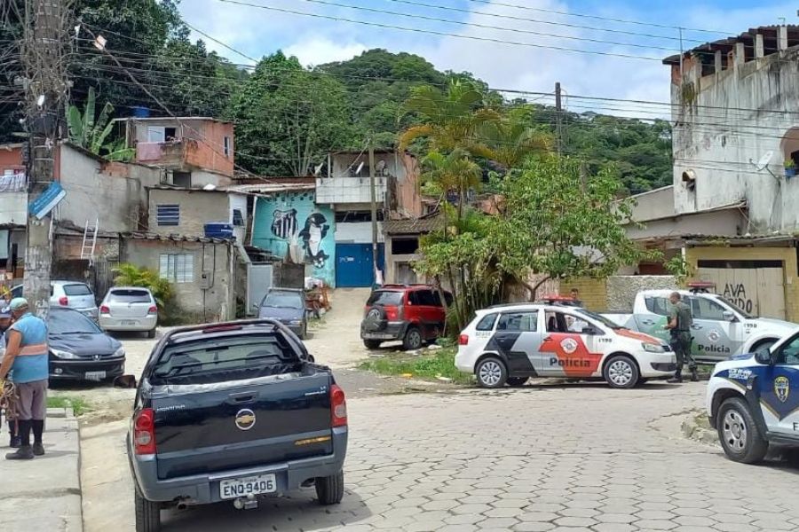 PM Ambiental realiza demolição de construções em área de mata em Guarujá