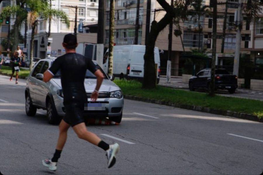 Motorista invade pista de Triathlon em alta velocidade em Santos