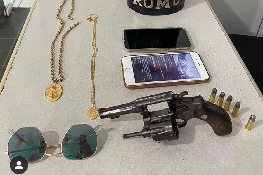 Dupla é presa após assaltar pessoas na orla da praia de Guarujá