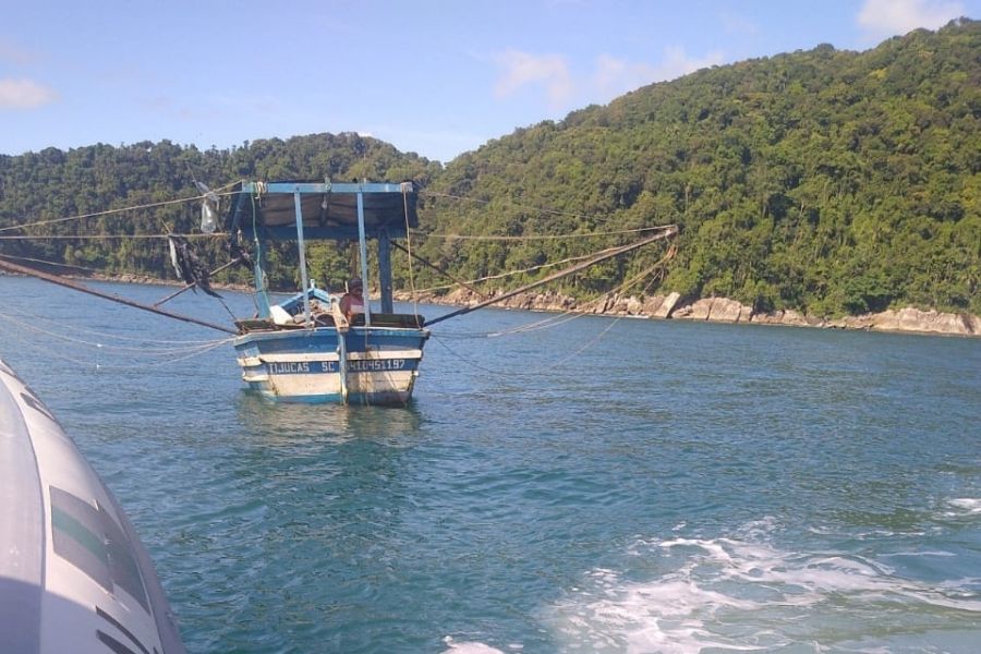 Polícia Marítima surpreende embarcações de pesca irregular em Guarujá