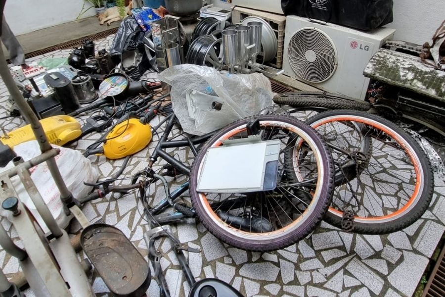 Bar que funcionava como ferro-velho é alvo de operação em Santos