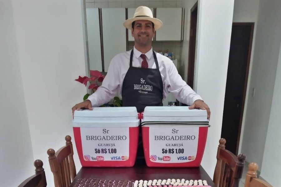 Vendedor de brigadeiros inova com visual à rigor e vontade de empreender em Guarujá