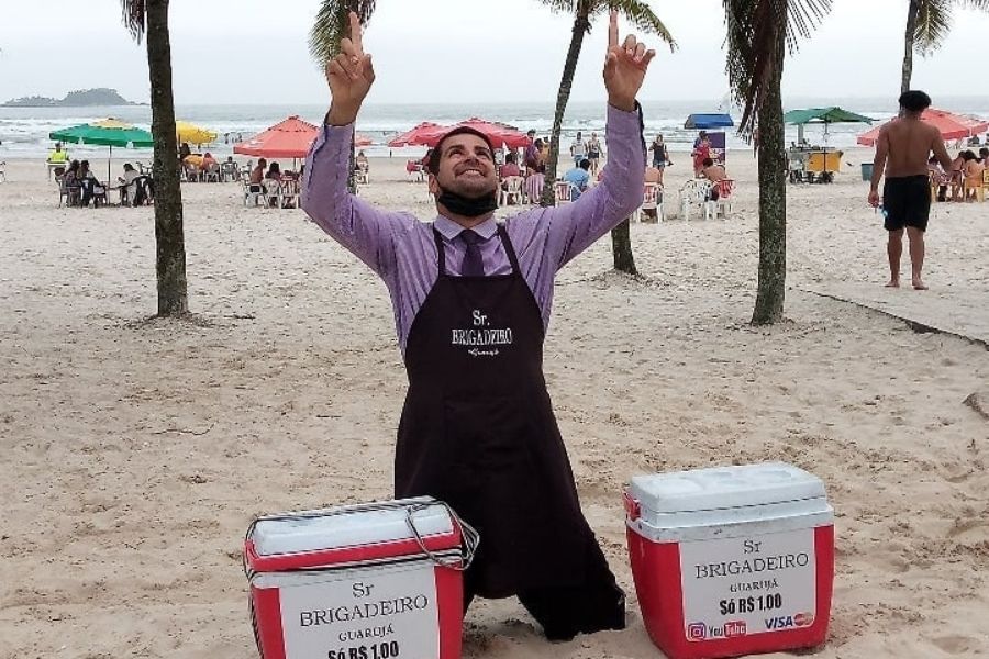 Vendedor de brigadeiros inova com visual à rigor e vontade de empreender em Guarujá