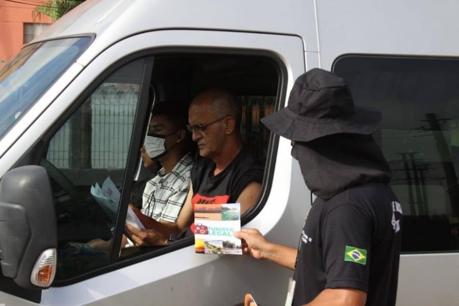 Barreira na entrada de Santos orienta veículos de turismo de um dia