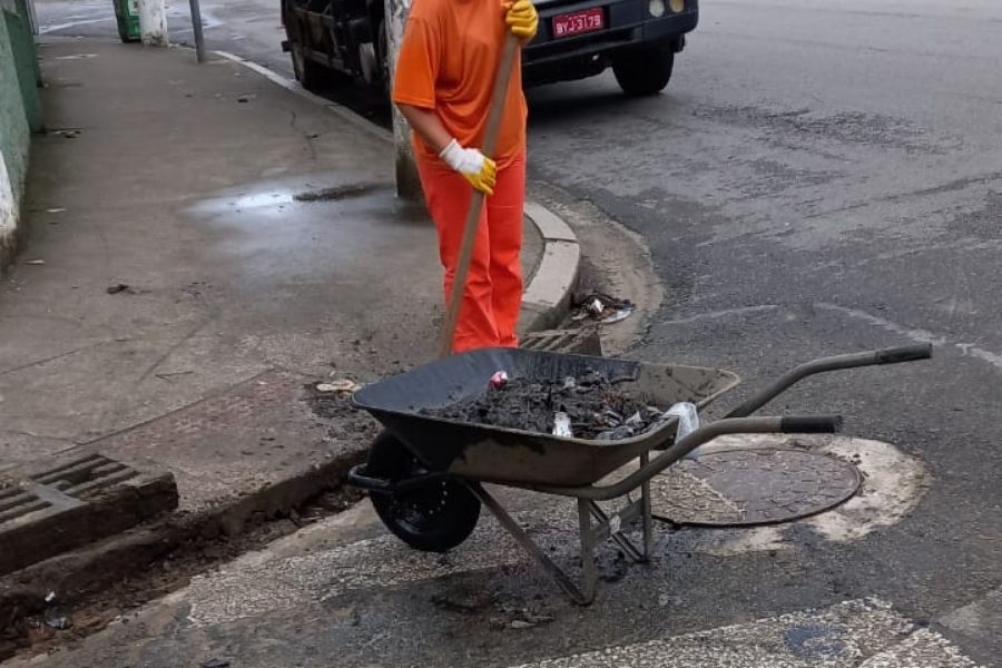 Canais de Santos recebem serviço de limpeza nesta semana
