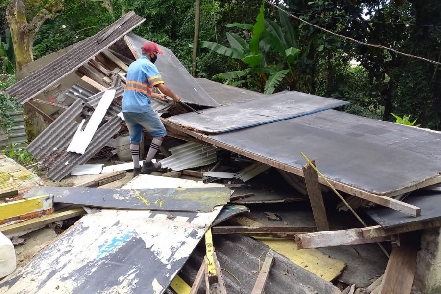 PM Ambiental realiza demolição de construções em área de mata em Guarujá