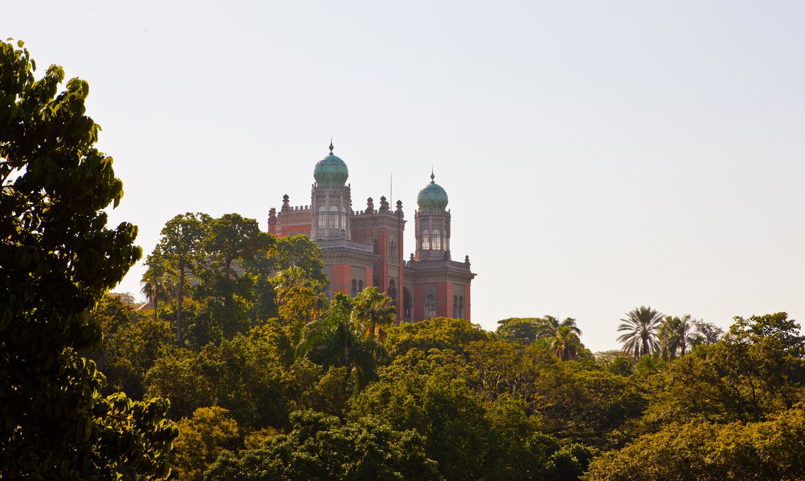 Vista ampliada do Pavilhão Mourisco, também chamado Castelo da Fiocruz, localizado no campus Manguinhos. Este edifício é um singular exemplar arquitetônico inspirado na arte hispano-muçulmana e sua construção está inserida no contexto do ecletismo do início do século 20. Projetado pelo arquiteto Luiz Moraes Junior, o edifício começou a ser erguido em 1905 e foi concluído em 1918. O prédio foi projetado para abrigar laboratórios, biblioteca e salas de trabalho. Atualmente seus espaços foram reapropriados para uso administrativo e cultural.