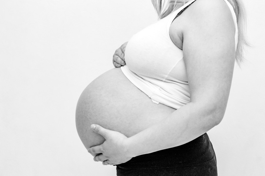 Governo Milei suspende programa de prevenção a gravidez na adolescência