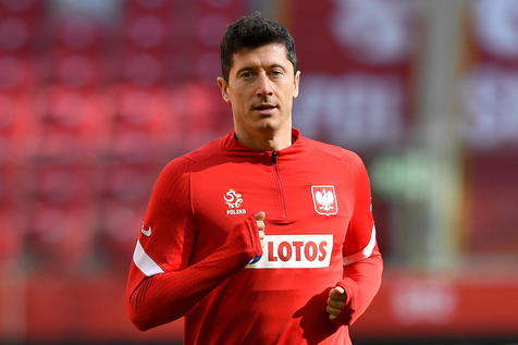 epa09512825 Polish national soccer team striker Robert Lewandowski attends his team's training session in Warsaw, Poland, 08 October 2021. Poland will face San Marino in the FIFA World Cup 2022 qualifying soccer match on 09 October 2021.  EPA/Radek Pietruszka POLAND OUT