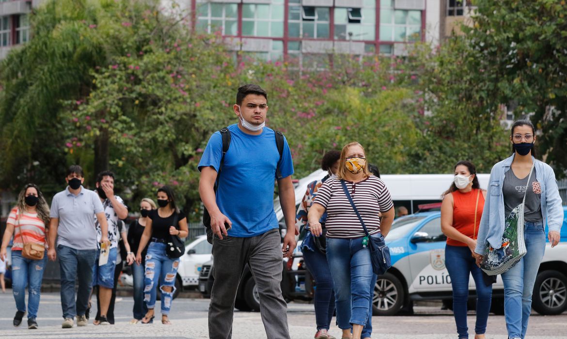 Movimentação de pessoas no centro da cidade no primeiro dia de flexibilização do uso de máscaras ao ar livre no Estado do Rio de Janeiro.