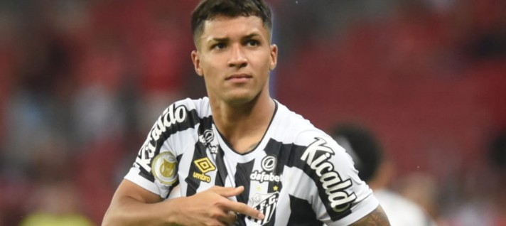 Marcos Leonardo volta a fazer gol após quatro jogos e se isola na