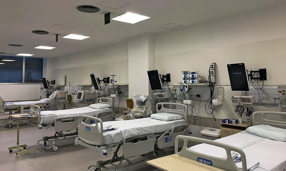 O Hospital de Clínicas de Porto Alegre (HCPA) ampliou sua capacidade de atendimento para pacientes de coronavírus que precisam de terapia intensiva. A instituição passou a contar com 99 leitos em um novo Centro de Terapia Intensiva (CTI). Até março, a unidade contava com 53 leitos.