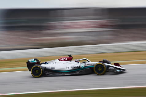 epa09783994 British Formula One driver George Russell of Mercedes-AMG Petronas F-1 team in action during the pre-season testing at the Circuit de Barcelona-Catalunya racetrack in Montmelo outside Barcelona, Spain, 25 February 2022.  EPA/Alejandro Garcia