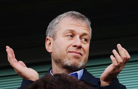 epa04136238 Chelsea owner Roman Abramovich applauds during the English Premier League soccer match between Chelsea FC and Arsenal FC at Stamford Bridge in London, Britain, 22 March 2014. Chelsea won 6-0.  EPA/ANDY RAIN DataCo terms and conditions apply. http://www.epa.eu/files/Terms%20and%20Conditions/DataCo_Terms_and_Conditions.pdf