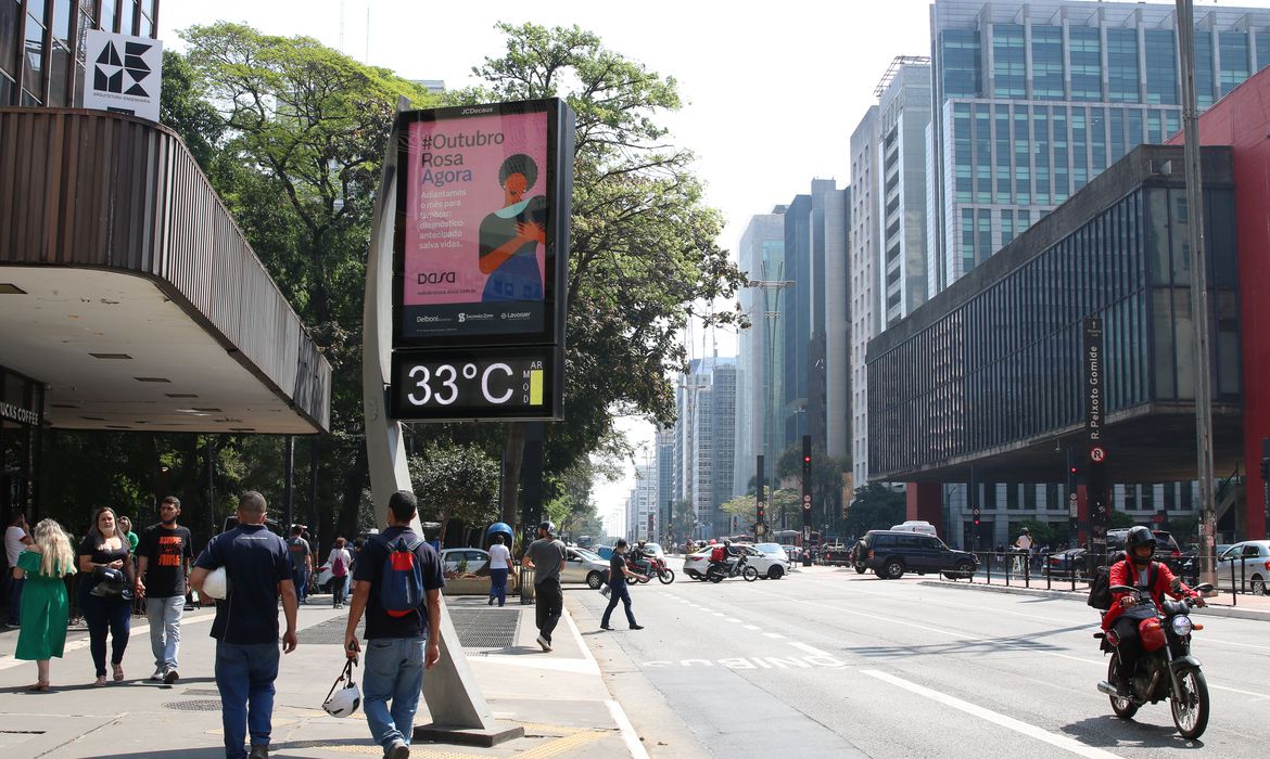 São Paulo - Termômetros marcam 33 graus e a qualidade do ar é considerada moderada na Avenida Paulista.