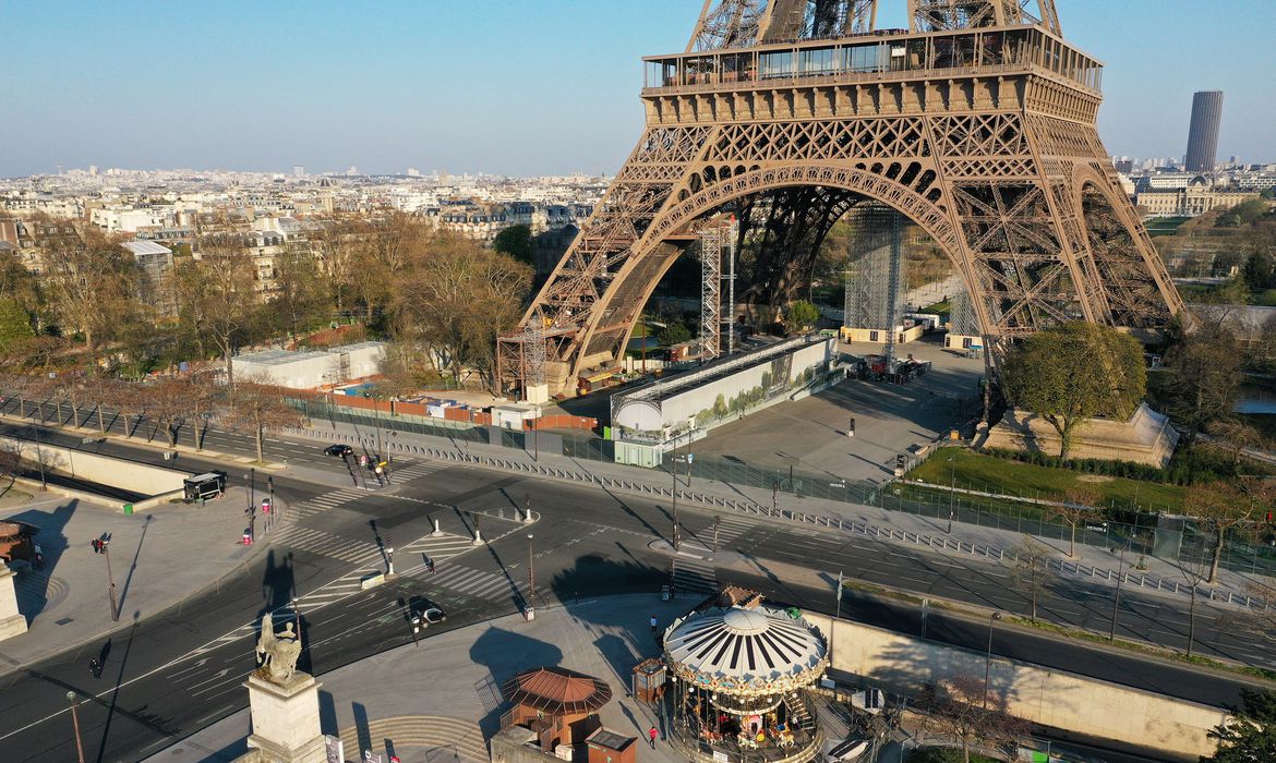 Vista aérea da torre Eiffel, em Paris