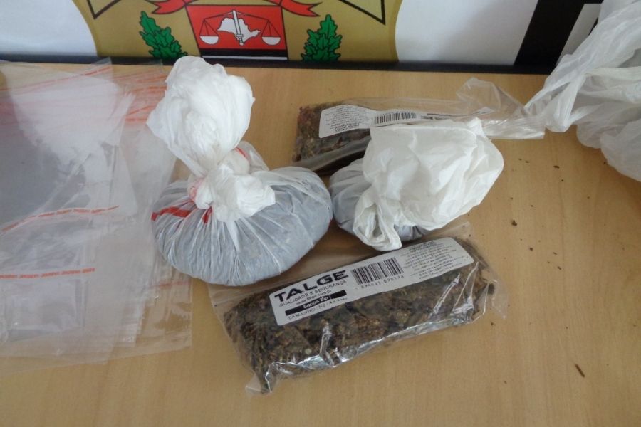 Polícia encontra drogas em dois imóveis e casal é preso por tráfico