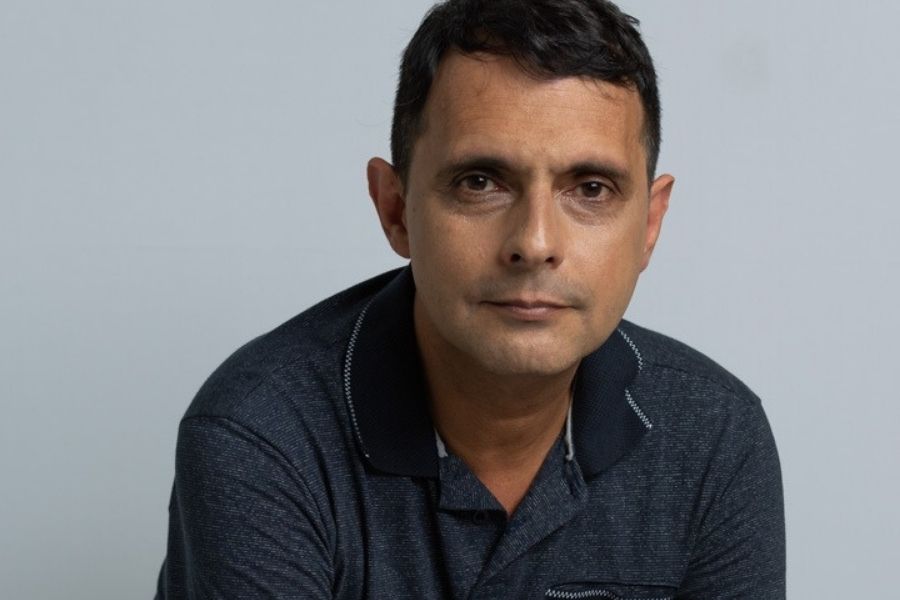 Jornalista de São Vicente lança livro 'Entrevista com Macunaíma'