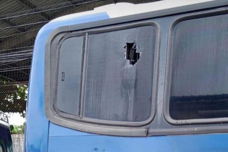 torcedores quebram vidro de ônibus