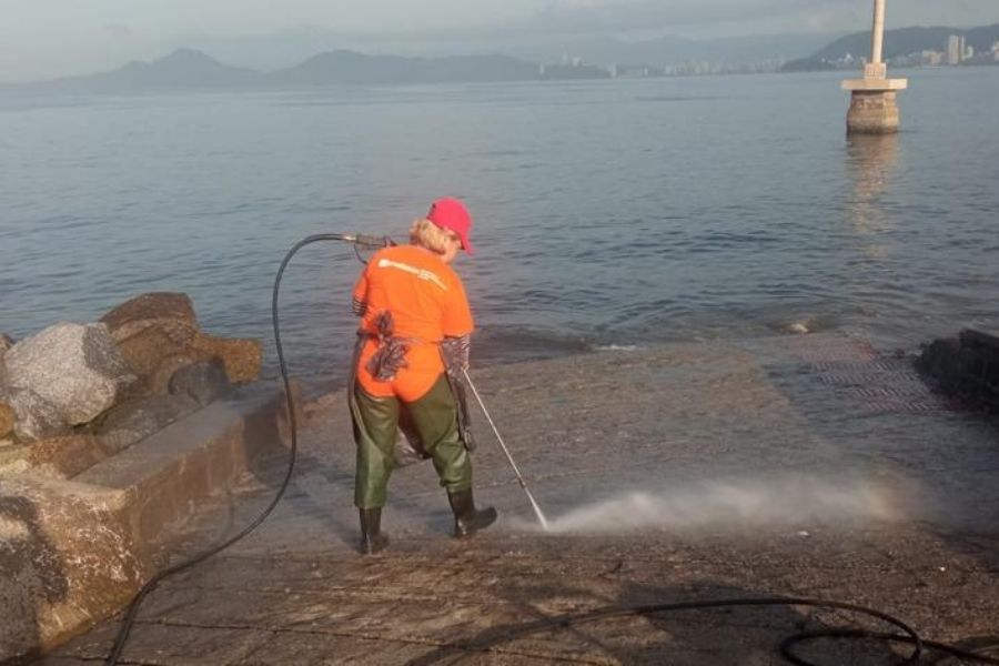 Desassoreamento retira 120 toneladas de areia da praia do canal 2 em Santos