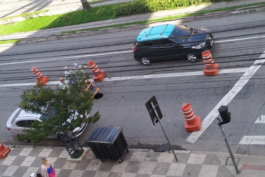 Cratera na Avenida Ana Costa mobiliza equipes da Sabesp em Santos