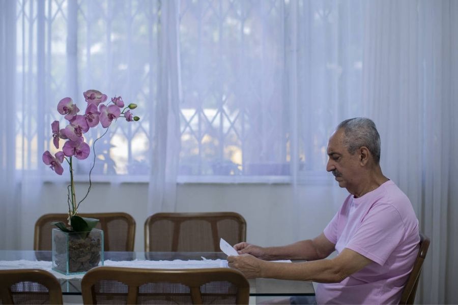 Retrato do aposentado Paulo Antônio de Araújo Barbosa, que recebeu este mês uma carta dizendo que haveria um reajuste de 133,35% no seu plano de saúde, o que elevaria a mensalidade para R$ 7,2 mil - Eduardo Anizelli/ Folhapress